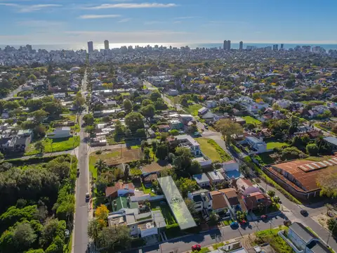 Lote en el tradicional barrio San Carlos.