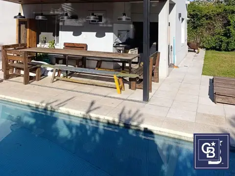 Casa 11 ambientes con 3 baños