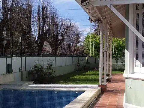 Casa 8 ambientes con 4 baños