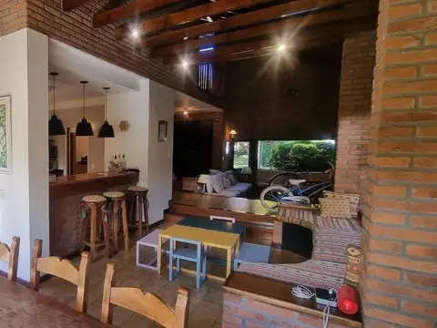 Casa 4 ambientes con 2 baños