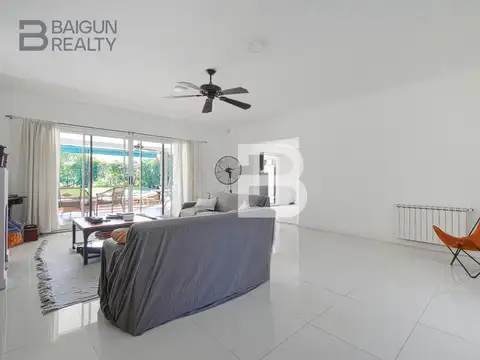 Casa en Alquiler con 4 cocheras