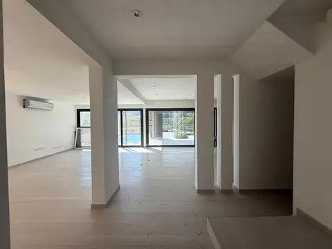 Casa 6 ambientes con 7 baños
