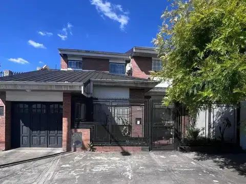 Casa 6 Ambientes con Garaje, Quincho y gran fondo de 6 x 11 m