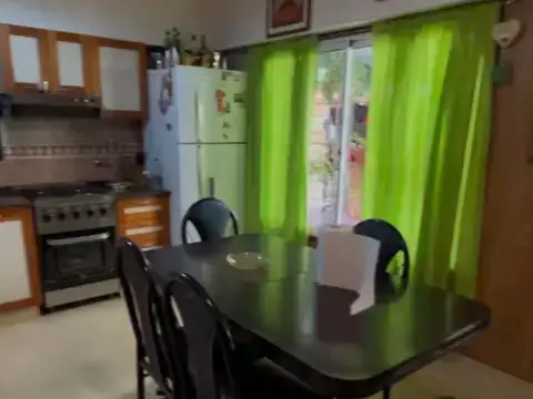 Casa 6 Ambientes con Garaje, Quincho y gran fondo de 6 x 11 m