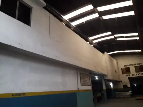 solido local comercial con oficinas en planta alta