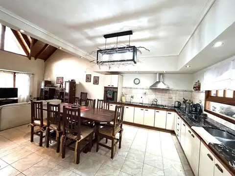 Casa en Venta con 3 cocheras