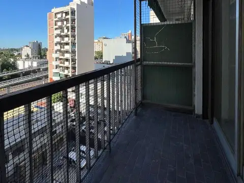 *DEPTO. DE 2 AMB. CON BALCÓN AL FRENTE *EXCELENTE UBICACIÓN A MEDIA CUADRA DE AV. RIVADAVIA