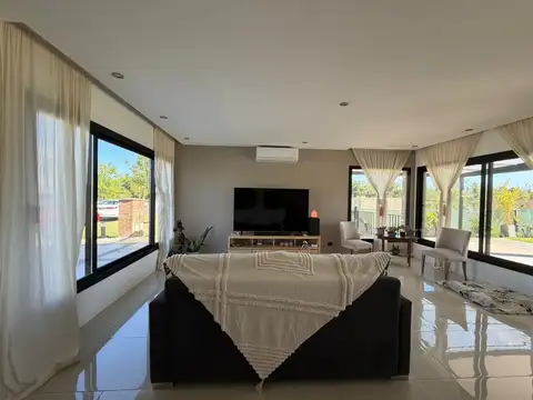 Casa 4 ambientes con 3 baños