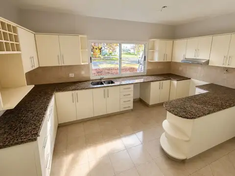 Casa en Alquiler con 5 cocheras