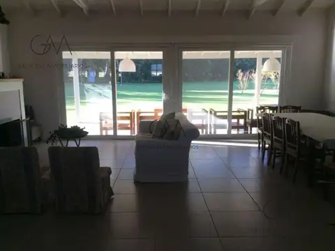 Casa 5 ambientes con 4 baños