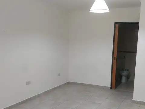 Monoambiente en planta baja. Servicios incluidos