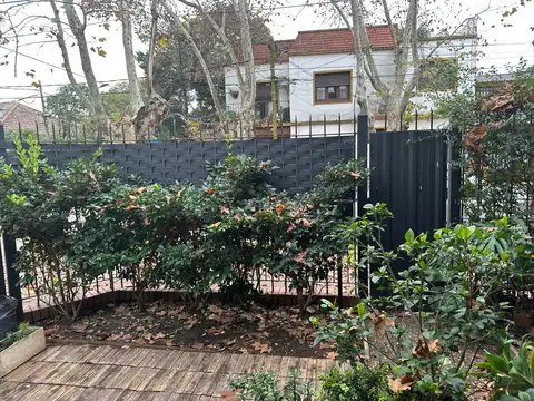 Sólida casa  dos plantas en esquina