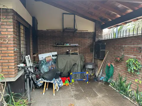 Sólida casa  dos plantas en esquina