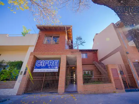 PH tipo casa de 3 ambientes con patio jardín cochera en Villa Urquiza