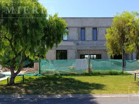 Casa en venta sobre lote a la laguna Barrio Norte El Canton