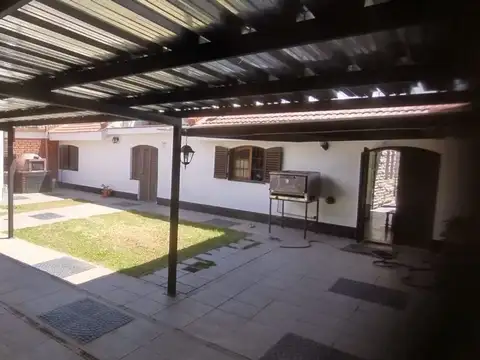 Casa en Venta con 3 cocheras