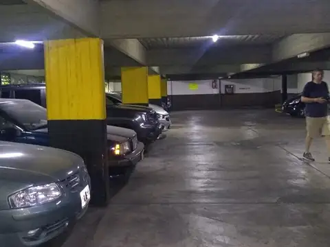 COMODA COCHERA CUBIERTA MUY BIEN UBICADA - OLAZABAL Y AMENAB