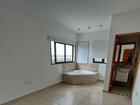 Casa en Alquiler con 3 cocheras