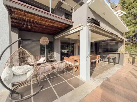 Casa 5 ambientes con 4 baños