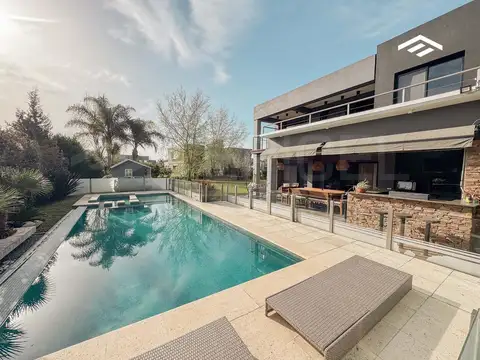 Casa en Alquiler con 2 cocheras