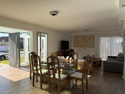 Casa en Alquiler con 2 cocheras