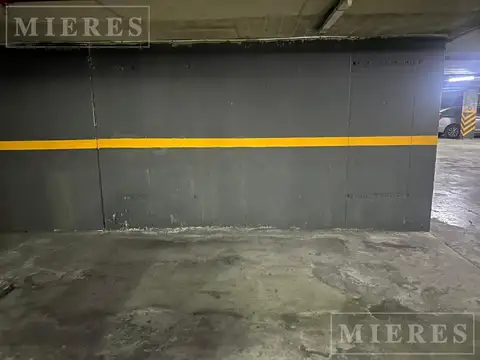 Cochera cubierta en venta en Olivos