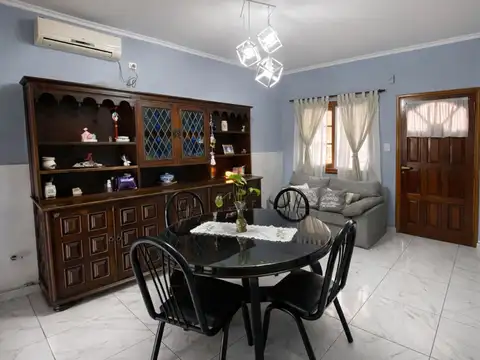 Casa 4 ambientes con 2 baños