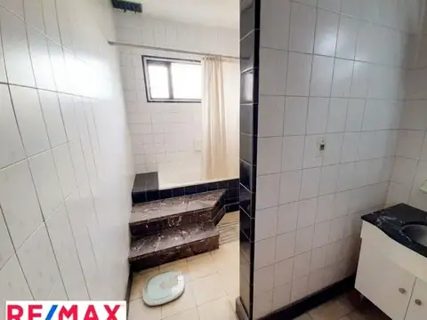 Casa en Alquiler con 3 cocheras