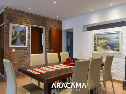 Casa en Venta con 2 cocheras