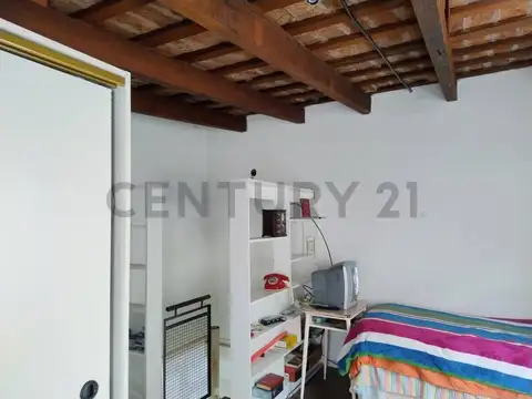 PH en venta zona Abasto, con entrepiso, patio y terraza. 2 ambientes. Dos departamentos luminosos.