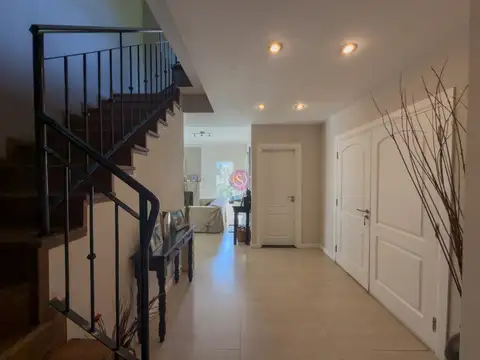 Casa 5 ambientes con 4 baños