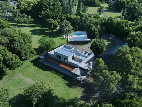 VENTA CASA 5AMB 12.000m2 Terreno, Reformada a nueva, con pileta, con escritura, Chacras del Molino