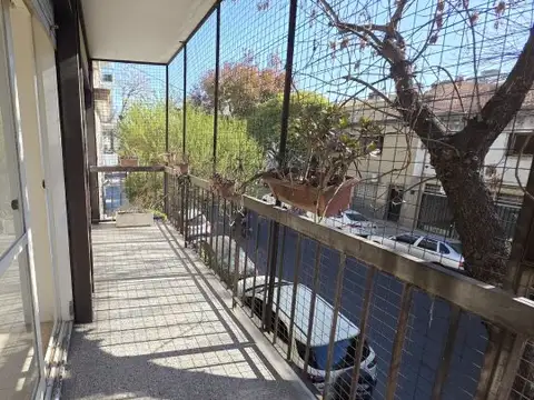 VENTA 2 AMBIENTES CON BALCON CORRIDO FLORES