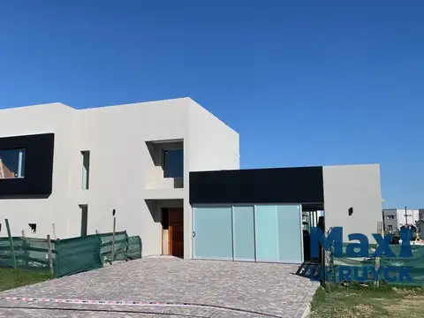 Casa a estrenar con fondo a laguna, Sebastian Gaboto