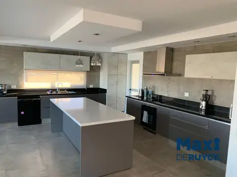 Casa 5 ambientes con 4 baños