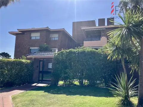 Apartamento de dos dormitorios y dos baños, con doble garage en Mansa.