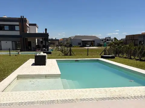 Casa en Alquiler con 4 cocheras