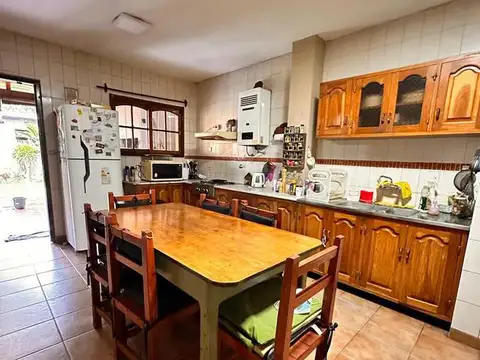 Casa en Venta con 3 cocheras