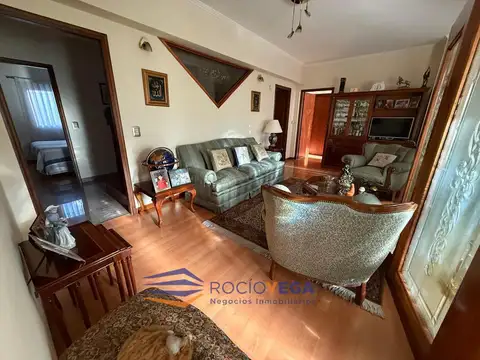 Casa 8 ambientes con 2 baños