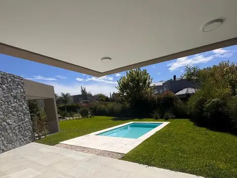 Casa 5 ambientes con 2 baños