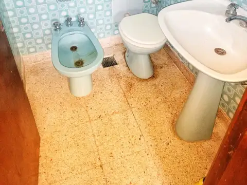 HERMOSA CASA DE DOS DORMITORIOS EXCELENTE UBICACION