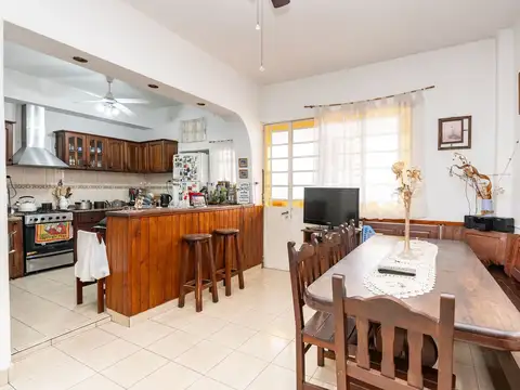 Casa 4 ambientes con 2 baños