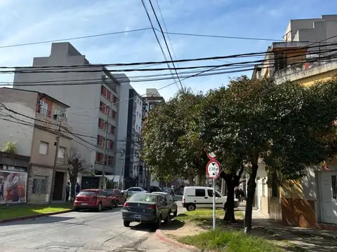 EXCELENTE ESQUINA EN MORON UNIVER DESARR/ INVERSOR