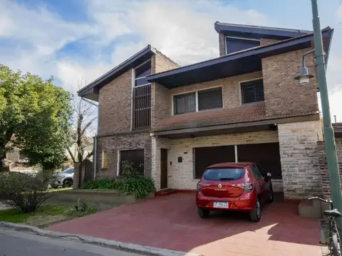 Casa de 4 ambientes con cocheras en venta en Las Lomas de San Isidro