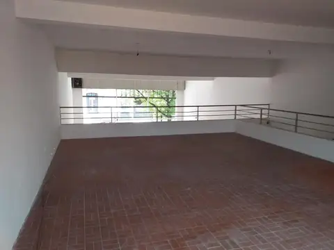 Cafferata 300, local con amplio frente, 230 m2 cubiertos.-