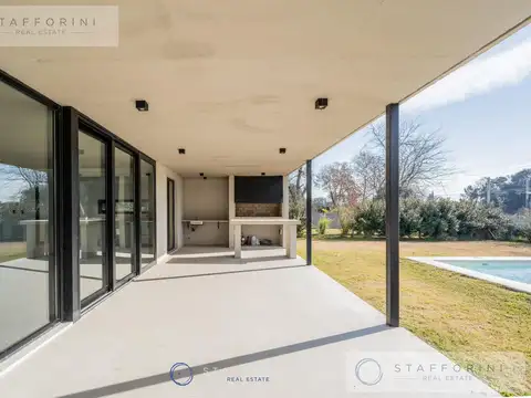 Casa en Alquiler con 2 cocheras