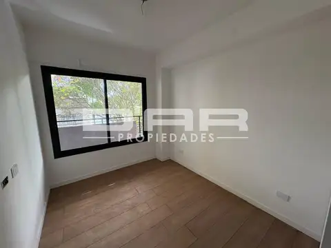 Departamento de 4 Ambientes al frente con balcón corrido