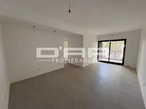 Departamento de 4 Ambientes al frente con balcón corrido