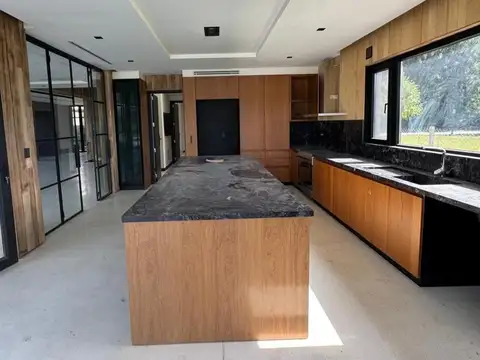 Casa en Alquiler con 6 cocheras