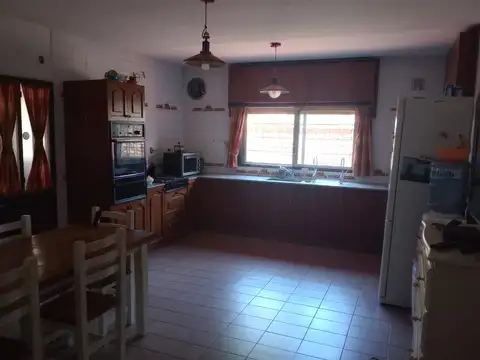 Casa en Venta con 3 cocheras